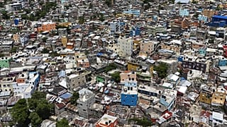DOSYA: Dominik Cumhuriyeti'nin Santo Domingo kentinin La Zurza mahallesinde bir tepeyi kaplayan evler, 18 Mayıs 2024, Cumartesi
