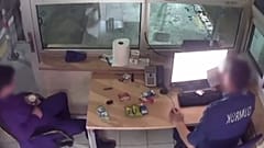 Operasyonda gözaltına alınan bir memurun gizli kamerayla kayda alındı