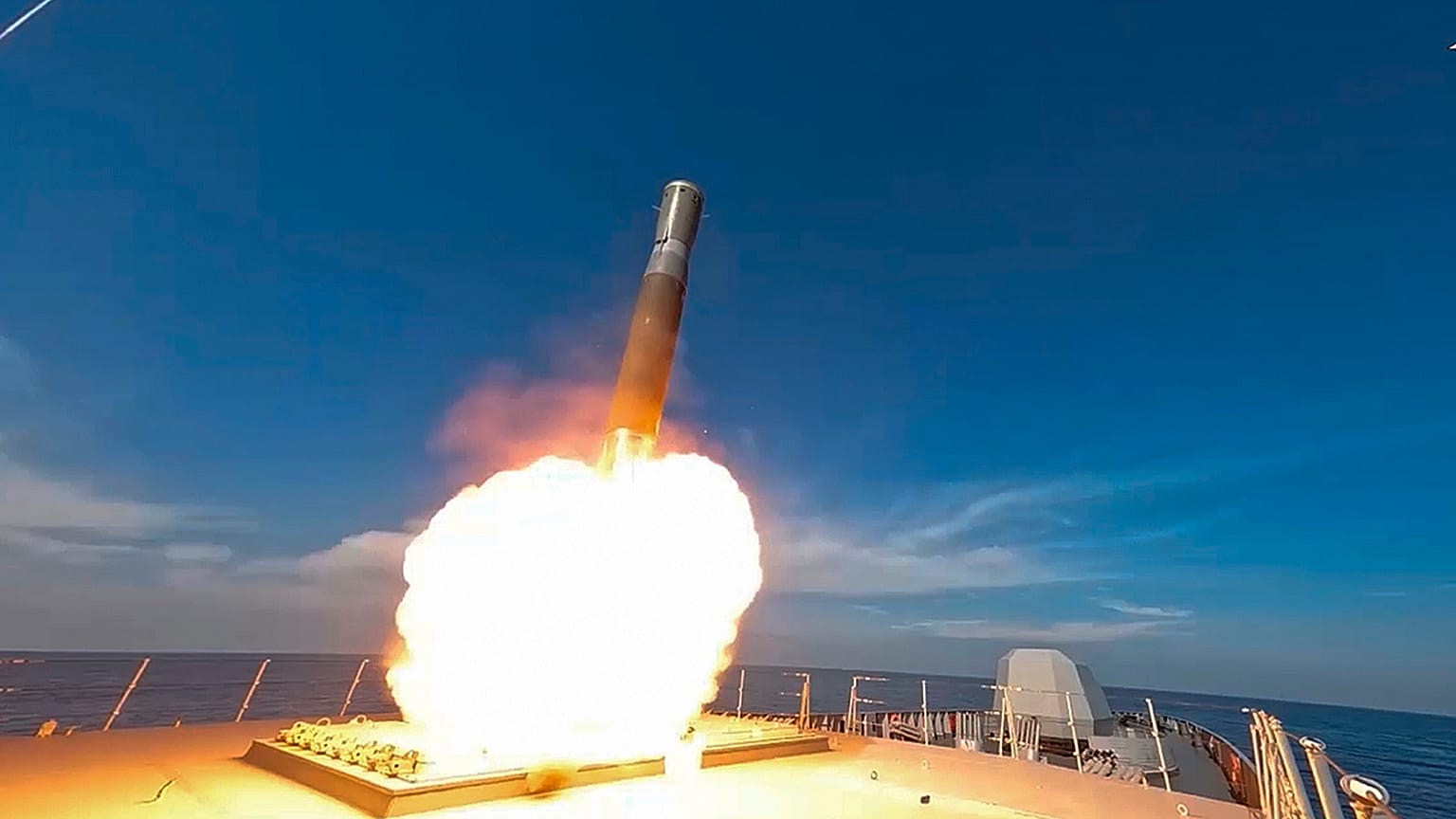 Une frégate de la marine russe lance un missile de croisière hypersonique Zircon lors d'exercices en mer Méditerranée, en décembre 2024.