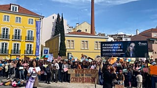 Samedi dernier, des centaines de personnes ont manifesté à Lisbonne après le viol présumé d'une jeune fille mineure par trois influenceurs.
