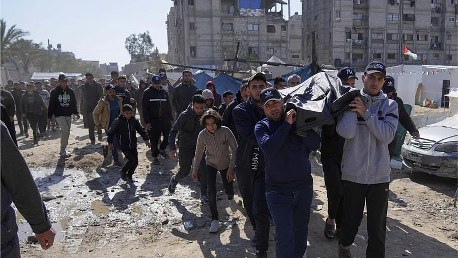 فلسطينيون يحملون جثة إسماعيل برهوم ، عضو المكتب السياسي لحماس الذي قتل في غارة للجيش الإسرائيلي على مستشفى ناصر في خان يونس ، قطاع غزة