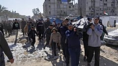 فلسطينيون يحملون جثة إسماعيل برهوم ، عضو المكتب السياسي لحماس الذي قتل في غارة للجيش الإسرائيلي على مستشفى ناصر في خان يونس ، قطاع غزة