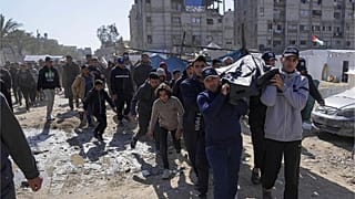 فلسطينيون يحملون جثة إسماعيل برهوم ، عضو المكتب السياسي لحماس الذي قتل في غارة للجيش الإسرائيلي على مستشفى ناصر في خان يونس ، قطاع غزة