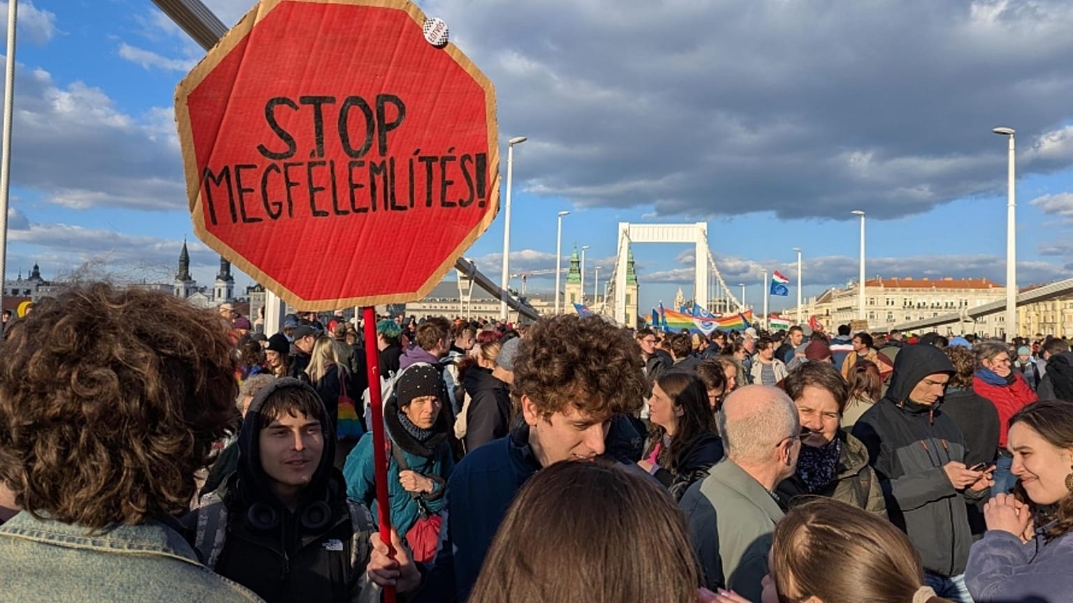 Des milliers de personnes ont manifesté sur le pont Elisabeth, à Budapest, en Hongrie, le mardi 8 avril