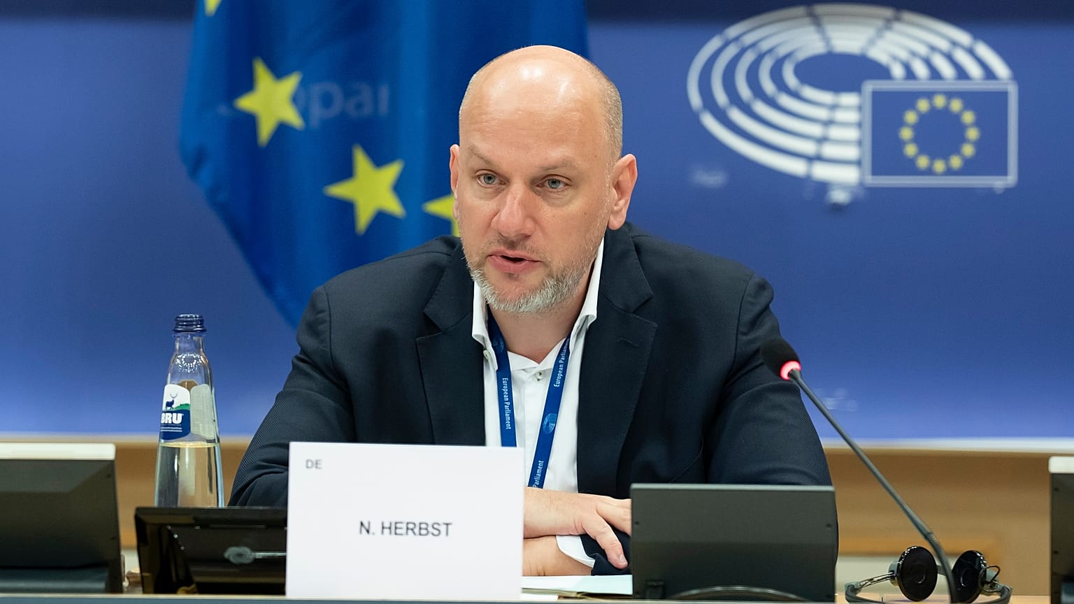 AP üyesi Niclas Herbst (EPP/Almanya) Avrupa Parlamentosu'nun bütçe kontrol komitesinin bir oturumuna başkanlık ediyor.