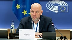 AP üyesi Niclas Herbst (EPP/Almanya) Avrupa Parlamentosu'nun bütçe kontrol komitesinin bir oturumuna başkanlık ediyor.