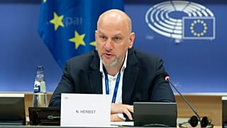 AP üyesi Niclas Herbst (EPP/Almanya) Avrupa Parlamentosu'nun bütçe kontrol komitesinin bir oturumuna başkanlık ediyor.