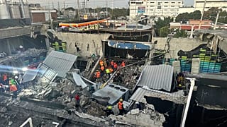 Mentőmunkások keresik a túlélőket a Jet Set éjszakai klubban, miután annak teteje összeomlott egy koncert alatt a Dominikai Köztársaságban, Santo Domingóban, 2025. április 8-án, kedden kora reggel. (Nem