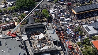Rettungskräfte suchen nach Überlebenden im Nachtclub Jet Set in Santo Domingo, dessen Dach während eines Konzerts eingestürzt ist, 8. April 2025.
