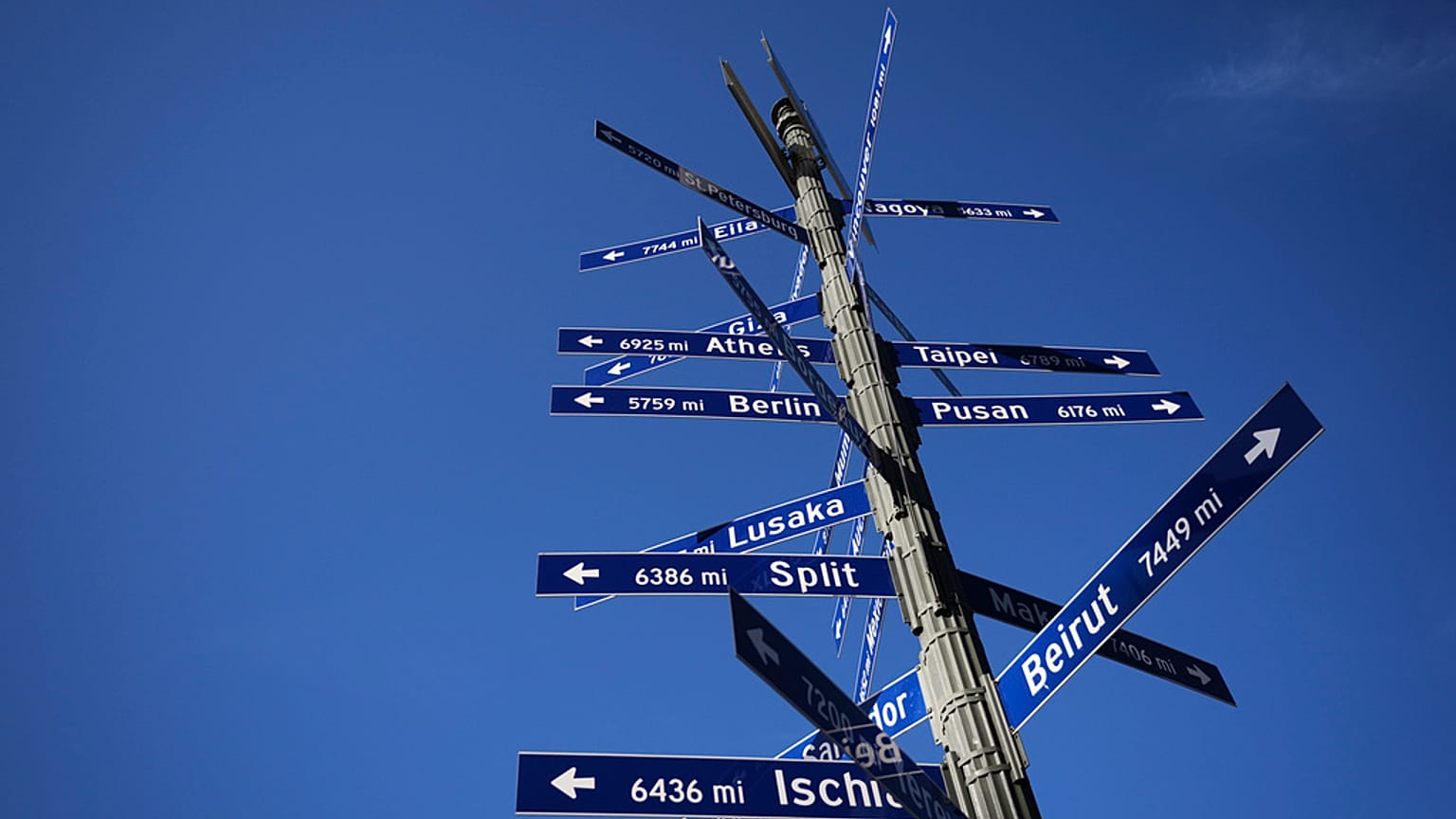 Uma placa que indica as cidades irmãs de Los Angeles em todo o mundo está perto da Câmara Municipal de Los Angeles, terça-feira, 8 de abril de 2025