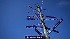 Uma placa que indica as cidades irmãs de Los Angeles em todo o mundo está perto da Câmara Municipal de Los Angeles, terça-feira, 8 de abril de 2025