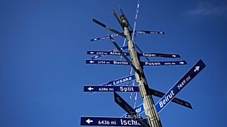 Uma placa que indica as cidades irmãs de Los Angeles em todo o mundo está perto da Câmara Municipal de Los Angeles, terça-feira, 8 de abril de 2025