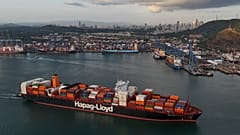 Ein Frachtschiff fährt an dem von CK Hutchison Holdings verwalteten Hafen Balboa des Panamakanals in Panama-Stadt vorbei, 13. März 2025