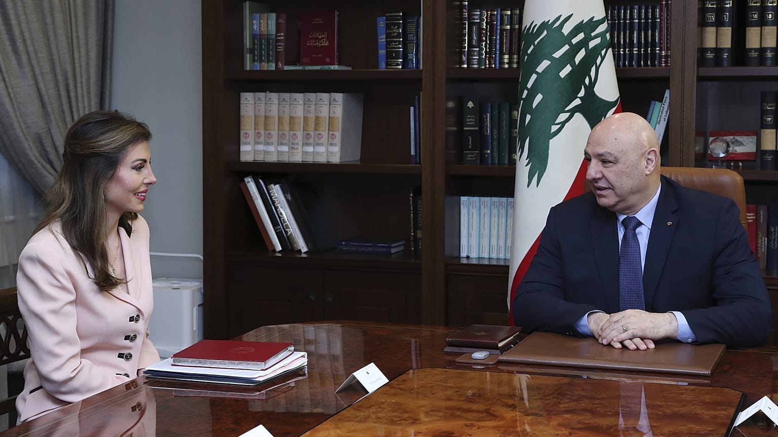 الرئيس اللبناني مستقبلا نائبة المبعوث الأميركي إلى الشرق الأوسط 