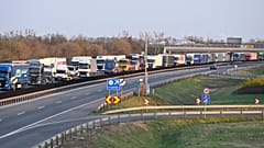 Lastwagen stehen auf der Straße, die zum Grenzübergang zwischen Ungarn und der Slowakei in Rajka, Ungarn, führt.