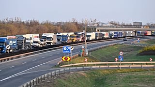 Des camions font la queue sur la route menant au poste frontière entre la Hongrie et la Slovaquie à Rajka, en Hongrie.