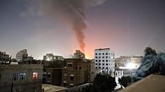 Nach den von den USA geführten Luftangriffen auf Ziele in Sanaa im Jemen steigt Rauch auf.