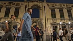 عراقيون في شارع المتنبّي، أحد أشهر شوارع العاصمة بغداد 