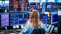 Mitarbeiter im Handelsraum von Nordea Markets verfolgen das Börsengeschehen in Oslo, Norwegen, Montag, 7. April 2025.