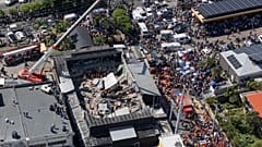 Rettungskräfte suchen nach Überlebenden im Nachtclub Jet Set, dessen Dach während eines Merengue-Konzerts in Santo Domingo, Dominikanische Republik, am Dienstag, 8. April 2025, eingestürzt ist. 