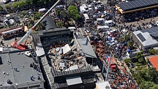 Rettungskräfte suchen nach Überlebenden im Nachtclub Jet Set, dessen Dach während eines Merengue-Konzerts in Santo Domingo, Dominikanische Republik, am Dienstag, 8. April 2025, eingestürzt ist.