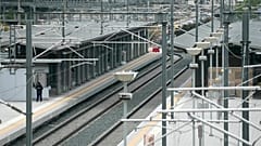 Άδειος σιδηροδρομικός σταθμός στην Αθήνα λόγω της γενικής απεργίας