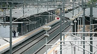 Άδειος σιδηροδρομικός σταθμός στην Αθήνα λόγω της γενικής απεργίας