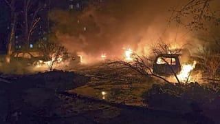 Auto bruciano dopo un attacco russo a Dnipro, in Ucraina.
