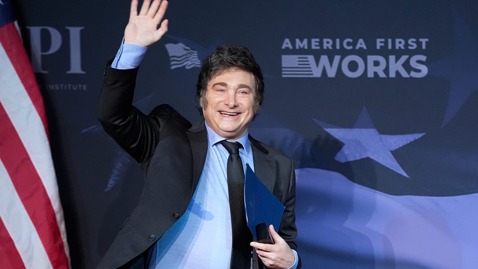 Arjantin Devlet Başkanı Javier Milei, Mar-a-Lago'daki malikanesinde düzenlenen Önce Amerika Politika Enstitüsü galasında seçilmiş Başkan Trump'ın huzurunda konuşma yapmak üzere geliyor. 14 Kasım 2024.