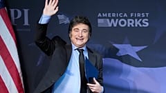 Il Presidente argentino Javier Milei arriva per parlare davanti al Presidente eletto Trump durante un gala dell'America First Policy Institute nella sua tenuta di Mar-a-Lago. 14 novembre 2024.