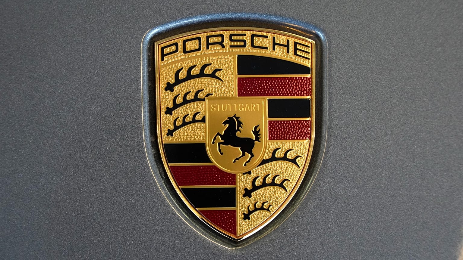 Este es el logotipo de Porsche en un automóvil Porsche expuesto en el Salón Internacional del Automóvil de Pittsburgh, en Pittsburgh, el 14 de febrero de 2025. 