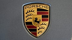 Il logo Porsche su un'automobile Porsche esposta al Pittsburgh International Auto Show di Pittsburgh, 14 febbraio 2025. 