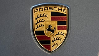Le logo Porsche sur une voiture exposée au salon international de l'automobile de Pittsburgh, aux États-Unis le 14 février 2025. 
