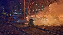 Foto fornita dal Servizio di emergenza ucraino: Il personale dei servizi di emergenza lavora per spegnere un incendio a seguito di un attacco russo a Dnipro, Ucraina, 9 aprile 2025.