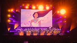 Mulan ile Doğu'ya gitmek" parçası performans sırasında.