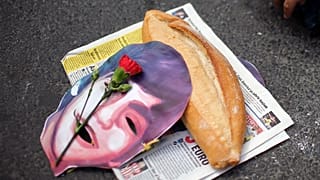 16 Haziran 2015 günü İstanbul'da, ülke çapındaki hükümet karşıtı protestolar sırasında 14 yaşındaki Berkin Elvan'ın vurulduğu yerde bir maske ve bir somun ekmek görüntüleniyor