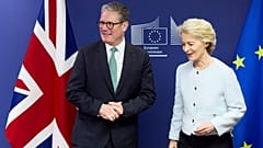 Der britische Premierminister Keir Starmer, links, trifft die Präsidentin der Europäischen Kommission Ursula von der Leyen in Brüssel, 2. Oktober 2024.  