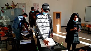 جندي عراقي يدلي بصوته في مركز اقتراع قبل الانتخابات البرلمانية العراقية في بغداد, العراق, الجمعة, أكتوبر. 8, 2021 