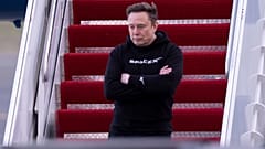 DATEI: Elon Musk kommt in der Air Force One auf dem Philadelphia International Airport an, 22. März 2025