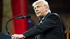 Başkan Donald Trump, 8 Nisan 2025 Salı günü Washington'daki Ulusal Bina Müzesi'nde düzenlenen Ulusal Cumhuriyetçi Kongre Komitesi (NRCC) yemeğinde konuşuyor.