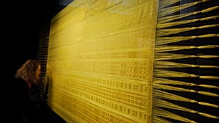  شال مصنوع من حرير العناكب، من تصميم سيمون بيرز ونيكولاس جودلي، معروض في متحف فيكتوريا وألبرت في لندن، يوم الثلاثاء 24 يناير 2012