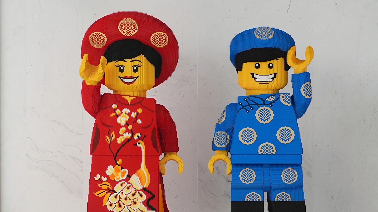 Vietnam geleneksel kostümleri içindeki Lego karakterleri Binh Duong'daki Lego fabrikasında sergileniyor.