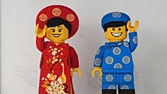 Vietnam geleneksel kostümleri içindeki Lego karakterleri Binh Duong'daki Lego fabrikasında sergileniyor.