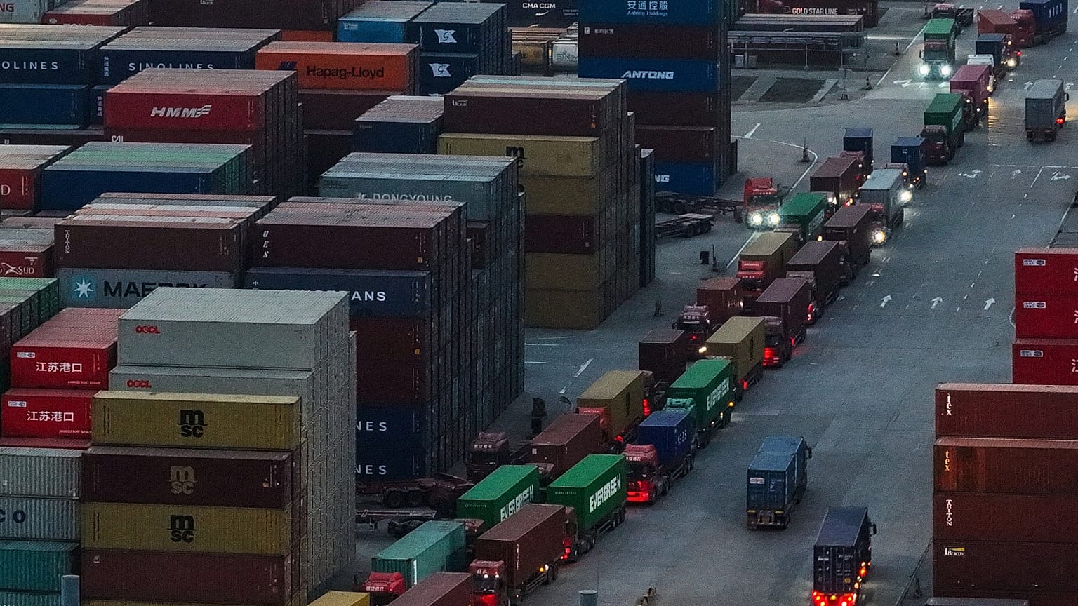 Des camions s'alignent pour quitter un terminal à conteneurs à Nanjing, dans la province de Jiangsu, dans l'est de la Chine, le mardi 8 avril 2025. 