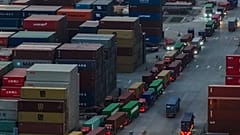 Lkw stehen am Dienstag, den 8. April 2025, vor einem Containerterminal in Nanjing in der ostchinesischen Provinz Jiangsu Schlange, um abzufahren. 