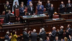 Re Carlo III viene accolto dai membri del governo italiano all'interno del Parlamento italiano a Roma, 9 aprile 2025