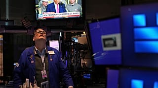 El residente Donald Trump aparece en un televisor en el parqué de la Bolsa de Nueva York, el martes 8 de abril de 2025.