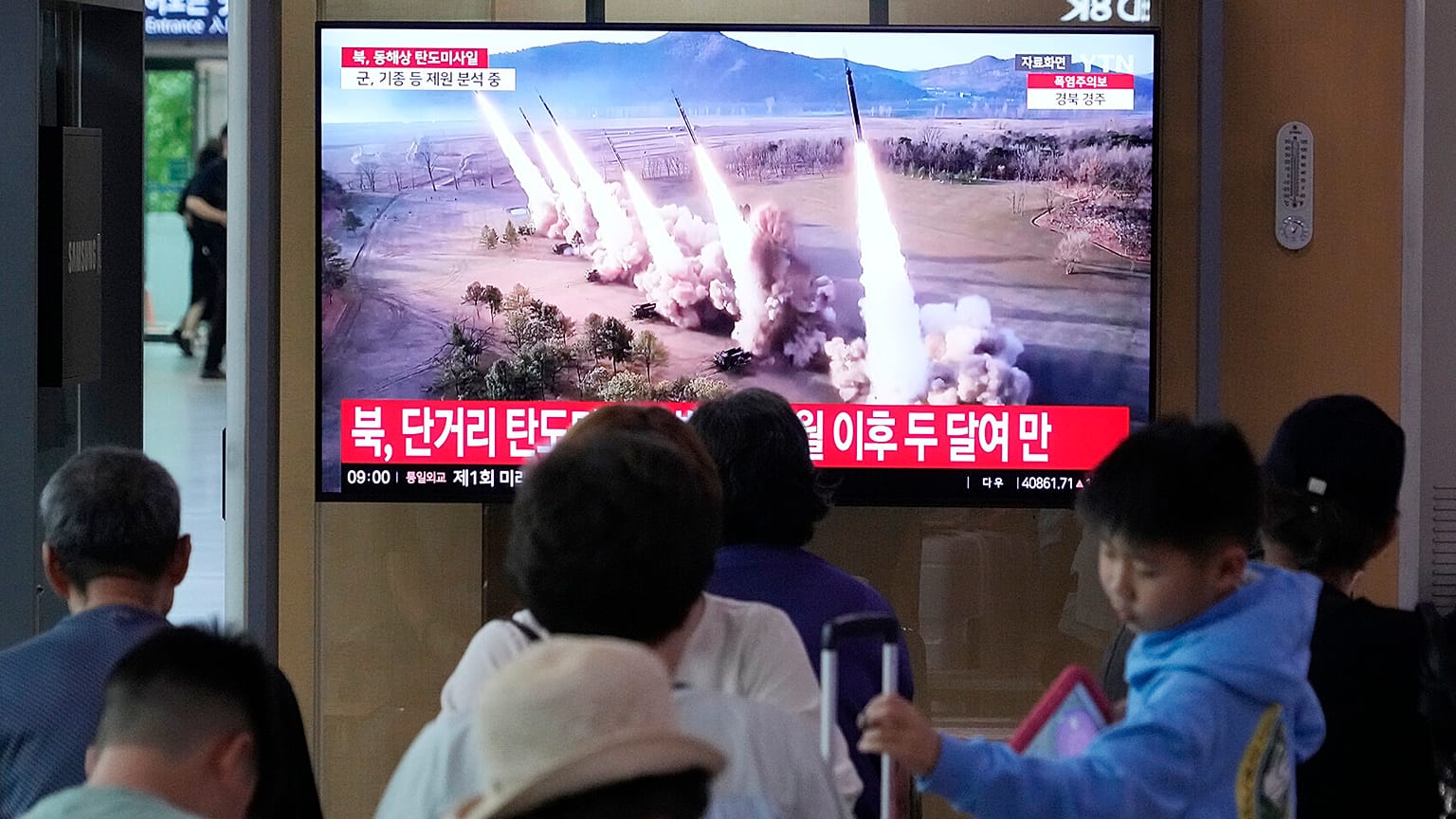 Ein Fernsehbildschirm zeigt einen nordkoreanischen Raketenstart während einer Nachrichtensendung im Bahnhof von Seoul, 12. September 2024