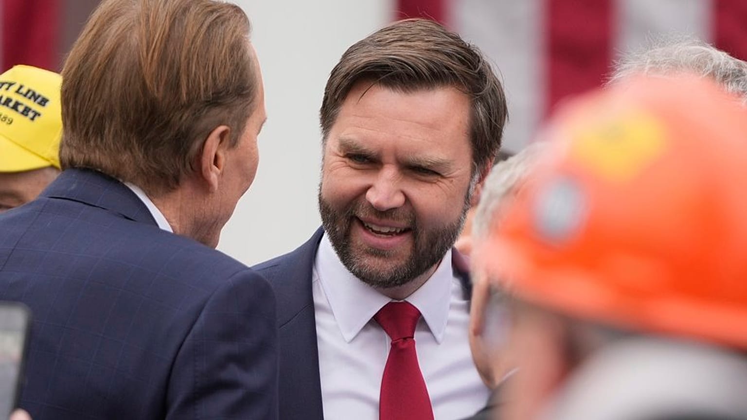 JD Vance amerikai alelnök (szemben) a a washingtoni Fehér Ház rózsakertjében 2025. április 2-án.