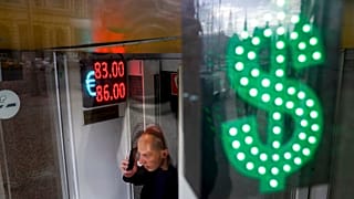 مكتب صرافة تعرض أسعار صرف الدولار الأمريكي واليورو مقابل الروبل الروسي.
